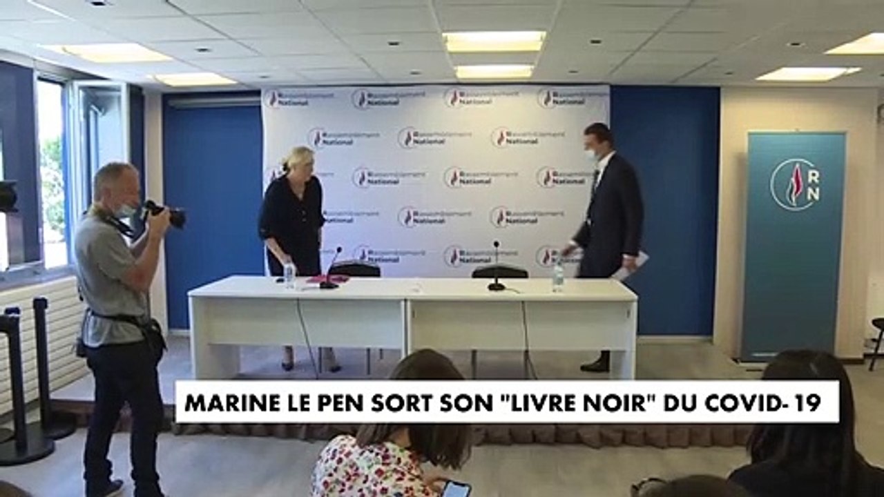Marine Le Pen accompagnée de son vice-président Jordan Bardella a dévoilé à la presse son "livre noir du coronavirus", sous-titré "du fiasco à l'abîme"