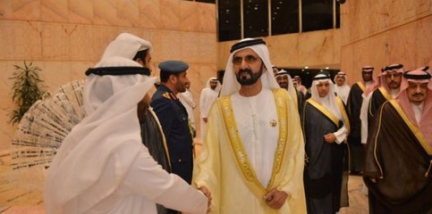 محمد بن راشد يفاجئ رواد أحد مقاهي دبي