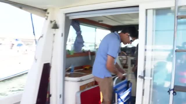 Un pescador logra sobrevivir tras pasar ocho horas 'haciéndose el muerto' en alta mar