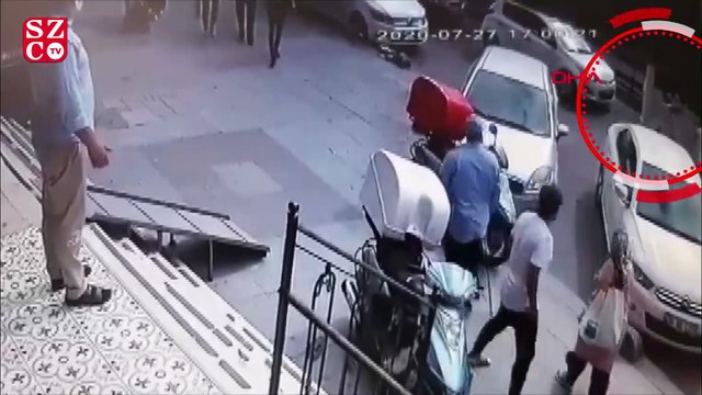 Babasını sokak ortasında sopayla dövdü