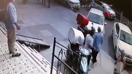 Sultangazi'de sokak ortasında babasını sopayla dövdü