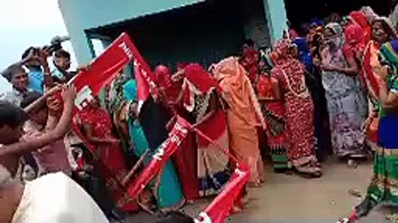 शराब ठेके के विरोध में गांव की महिलाओं का ठेके पर हंगामा
