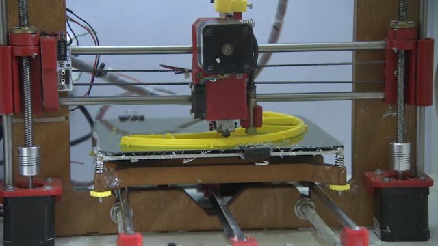 بأجهزة صنعت محليا.. مهندس فلسطيني يبتكر كمامات وأدوات طبية بديلة