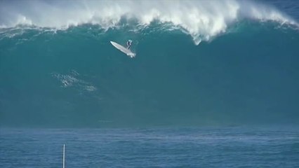 El surfista Keana Kenelly se lleva el premio a la mejor caída del año con una ola gigante del Pacífico