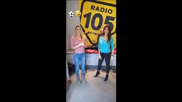 Sfida di palleggi sexy tra Diletta Leotta e Cristina Buccino