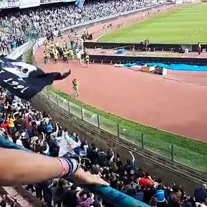 Napoli, la festa del San Paolo per la squadra di Sarri dopo il 2-2 contro il Torino