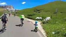 Dolomiti Bike Day - Il piccolo Benjamin scala il Passo Sella sulla sua bici