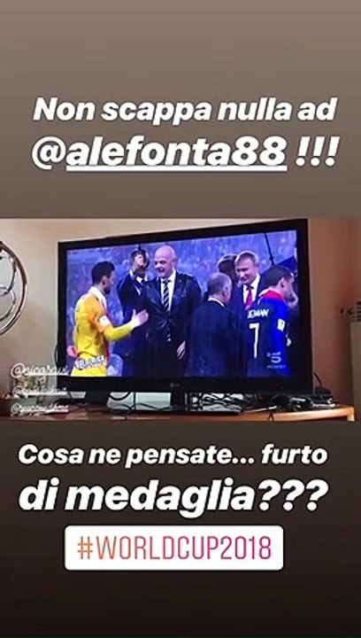 Furto di medaglia? La strana "manovra" durante la premiazione dei Mondiali di Russia 2018