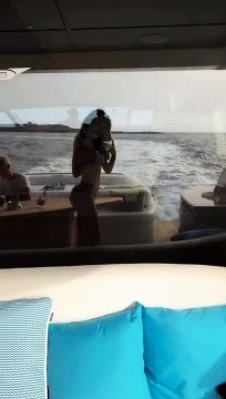 Belen sexy sullo yacht ad Ibiza, Iannone sta arrivando