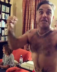 Robbie Williams esulta dopo i rigori di Colombia-Inghilterra