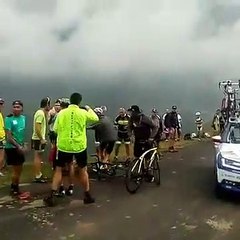 Tour de France, che disavventura per Froome: un poliziotto lo fa cadere dalla bici