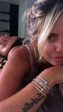 Wanda Nara ed il sexy massaggio social