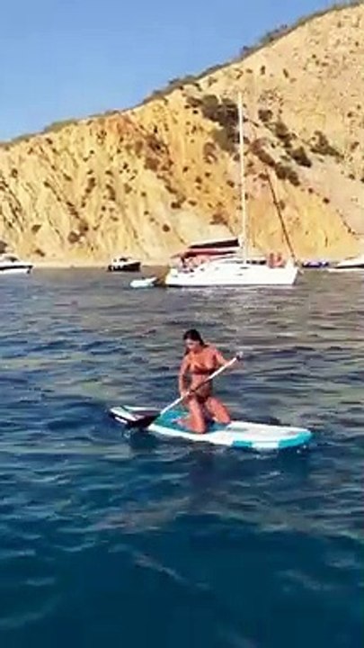 Belen sexy anche sul sup ad Ibiza