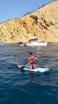 Belen sexy anche sul sup ad Ibiza