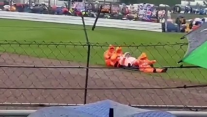 MotoGP - Pioggia a Silverstone, i Marshall si divertono in... 'canoa'