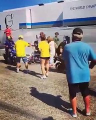 MotoGp - Valentino Rossi tra i fan nel paddock di Misano