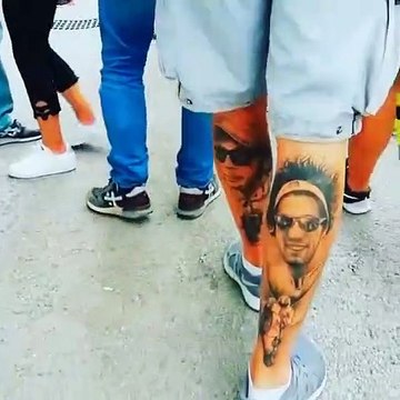 MotoGp - Vale e Sic sulla pelle: il fan con i tatuaggi sui polpacci nel paddock di Misano