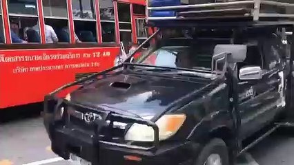 MotoGp - Marquez guida un tuk-tuk a Bangkok