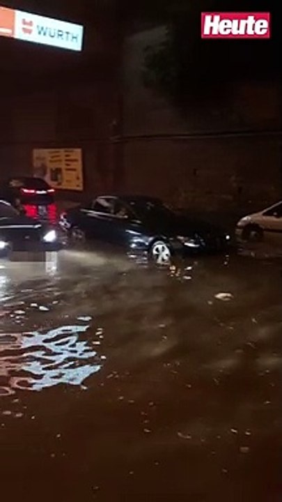 Wiener fahren in überfluteten Tunnel, bleiben stecken