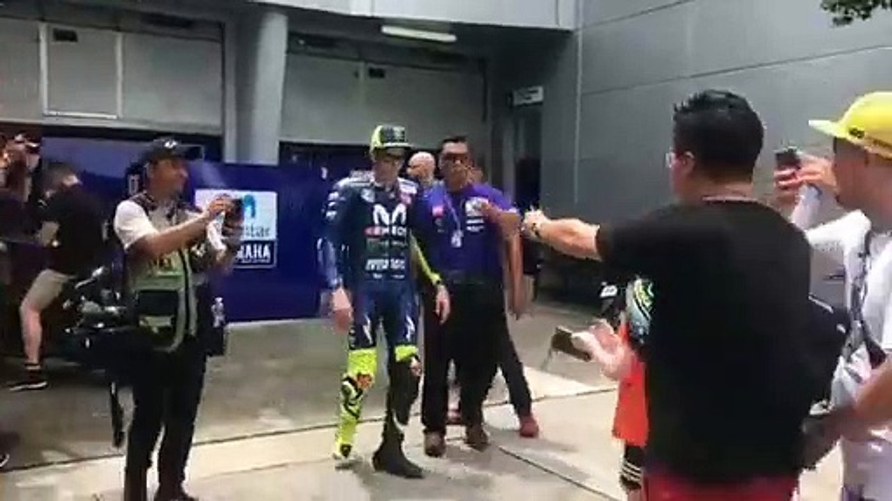 Valentino Rossi assalito dai fan a Sepang