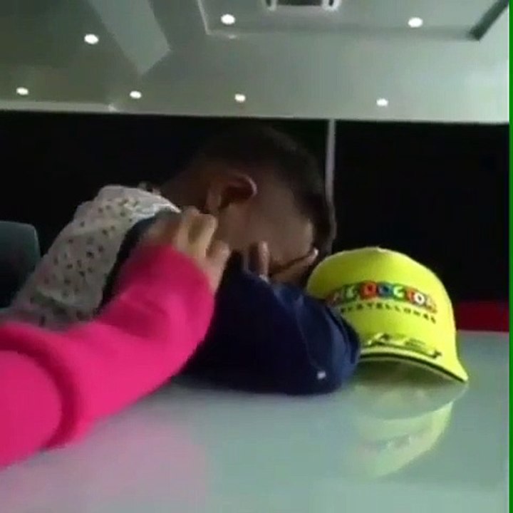 Valdy scoppia in lacrime dopo la caduta di Valentino Rossi a Sepang