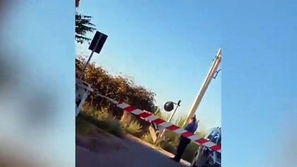 L'automobile bloccata nel passaggio a livello viene travolta del treno