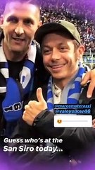 Valentino Rossi e Materazzi posano insieme per una foto prima di Inter-Barcellona