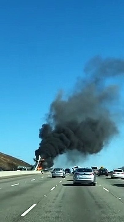 Aereo della seconda Guerra Mondiale si schianta su un'autostrada americana