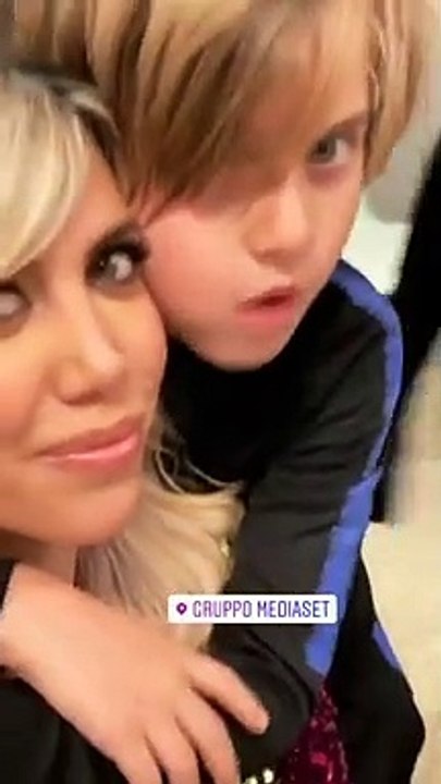 Wanda Nara, compleanno a Tiki Taka con scollatura hot