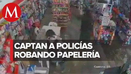 Policías de la Fuerza Civil son captados robando tienda en Sayula