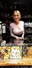 Diletta Leotta sexy barista: la catanese si diverte dietro il bancone del bar