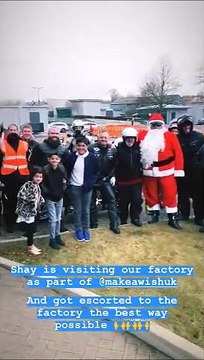 E' Natale in casa Mercedes: visitatori speciali in fabbrica, Hamilton e Bottas salutano bimbi speciali