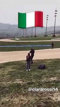 100 km dei Campioni - La sorella di Valentino Rossi canta l'inno di Mameli