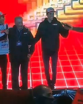 Marquez festeggia il titolo mondiale a Cervera: con Marc sul palco spunta il nonno!