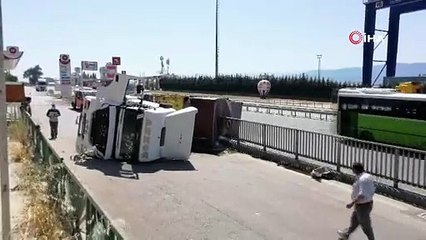 Kocaeli’de bor madeni yüklü tırın devrilme anı kamerada