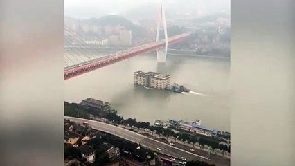 L'incredibile passaggio sul fiume del palazzo di cinque piani