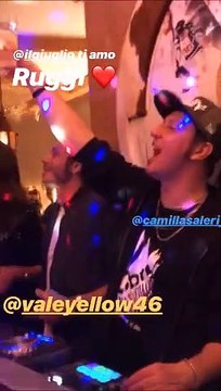 Veglione di Capodanno da DJ per Valentino Rossi: il Dottore fa ballare anche Cecilia Rodriguez a Madonna di Campiglio