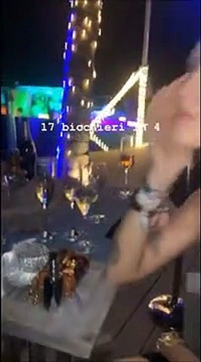 Il Capodanno di Keita alle Maldive tra brindisi e sfide a ping pong: Fedez e Chiara Ferragni costretti a pagare pegno