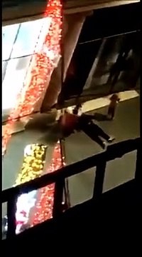 Attentato Strasburgo - Immagini agghiaccianti: urla e folla in fuga dopo gli spari ai mercatini di Natale