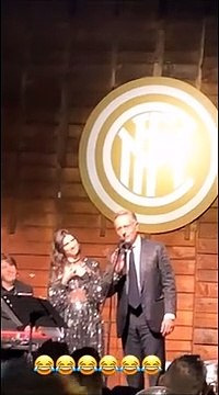 Paolo Bonolis esilarante nella presentazione di Elisa Toffoli alla cena di Natale dell'Inter