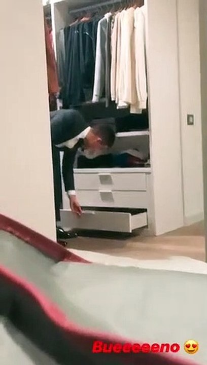 Dybala si prepara per la Juventus Christmas dinner, la fidanzata Oriana Sabatini lo spia cosÃ¬