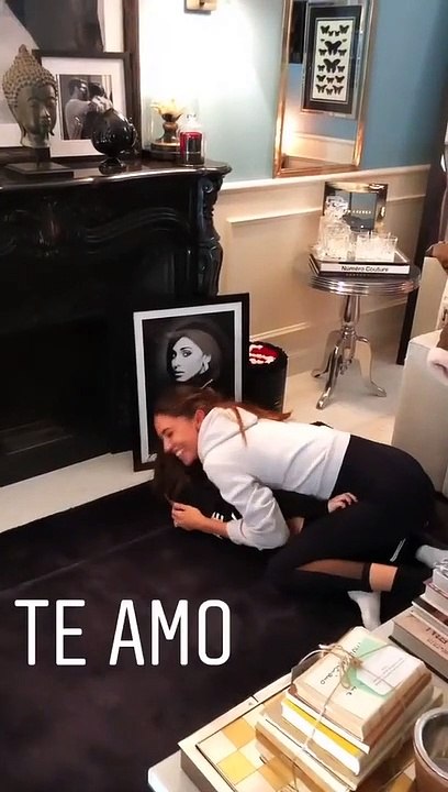 Belen Rodriguez torna a casa da Santiago dopo una lunga vacanza in Sudamerica