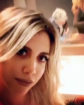 Sexy Wanda Nara, il gesto d'affetto del truccatore sul lato b della Wags