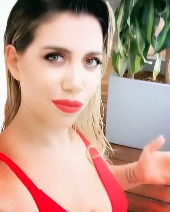 Wanda Nara sexy a bordo piscina: il costume rosso le dona