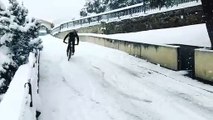 Joaquim Rodriguez 'spala' la neve dalla rampa dei vicini in sella alla sua bici