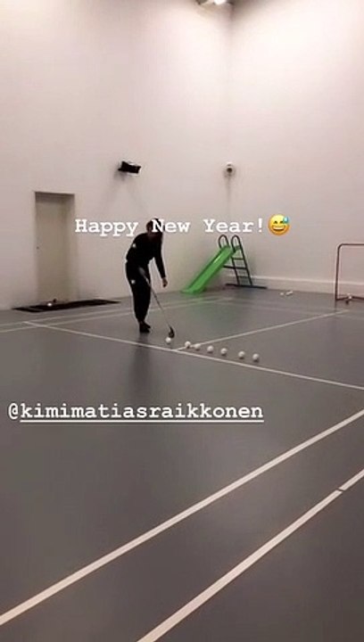 F1 - Kimi Raikkonen diventa portiere: sfida con Minttu a floor hockey