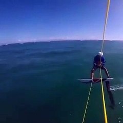 Kitesurf, paura per Alex Soto: l'atleta dominicano si scontra con uno squalo