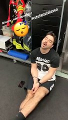 Il personal trainer di Iannone 'crolla' ai box: il sonnellino di Stefano finisce sui social