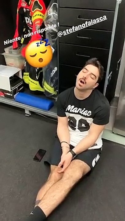 Il personal trainer di Iannone 'crolla' ai box: il sonnellino di Stefano finisce sui social