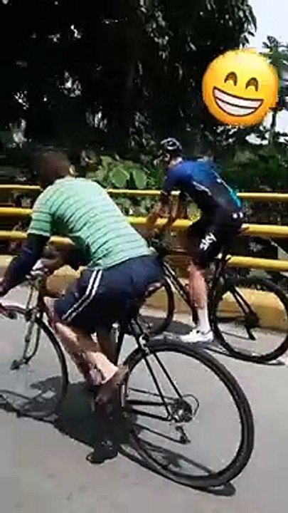 Froome 'importunato' in allenamento, il fan lo riconosce e lo insegue